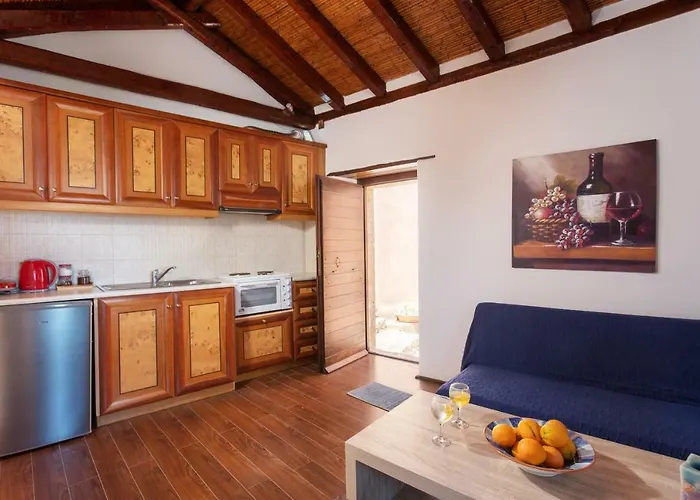 בית נופש Ypatia Cozy Castle With Loft מונמבאסיה